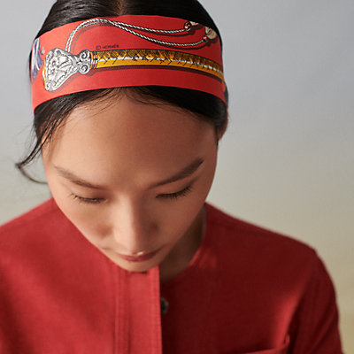 Twilly 《千と一のウサギ》 | Hermès - エルメス-公式サイト Twilly 《千と一のウサギ》 | Hermès - エルメス-公式サイト